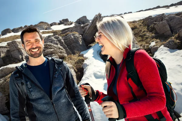 Paar wandelaars plezier in Bergen — Stockfoto