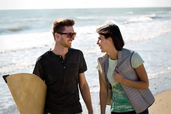 Paar van surfer plezier op het strand — Stockfoto