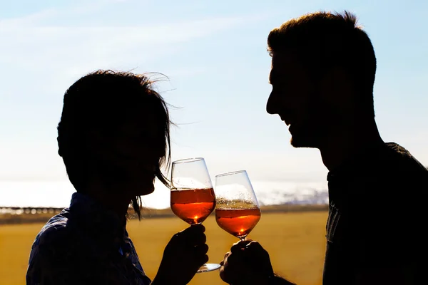 Silouette di coppia che ha spritz il tempo in una terrazza sulla spiaggia — Foto Stock