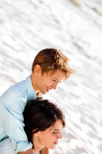 Kleine jongen hugs zijn moeder op zoek naar de landschap kust — Stockfoto