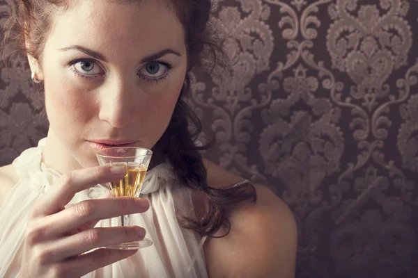 Sognando donna beve un bicchiere di ottimo whisky scozzese — Foto Stock