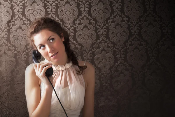 Mooie jonge vrouw op de telefoon — Stockfoto