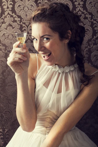 Dreaming kobieta pije kieliszek doskonałej whisky szkockiej — Zdjęcie stockowe