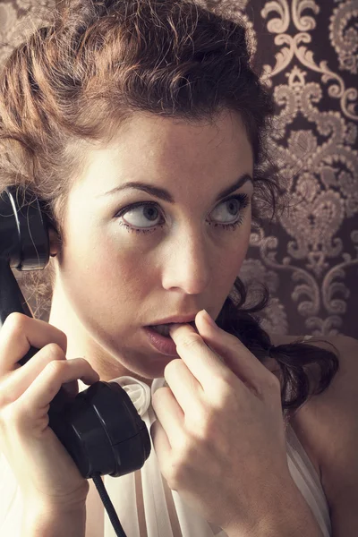 Surprise  young woman on the phone in livingroom in her English — Stock Photo, Image