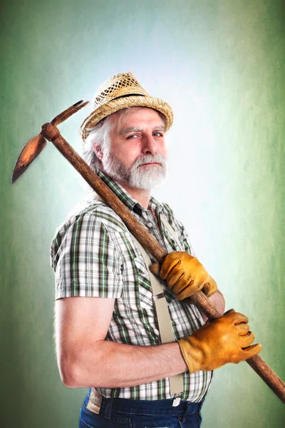 Retrato del granjero con su mattock — Foto de Stock