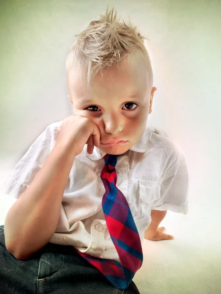 Boos en rebel kleine jongen op de verdieping van de school — Stockfoto