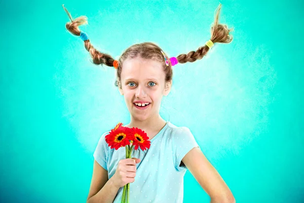 Cool et drôle fille montrant ses fleurs — Photo