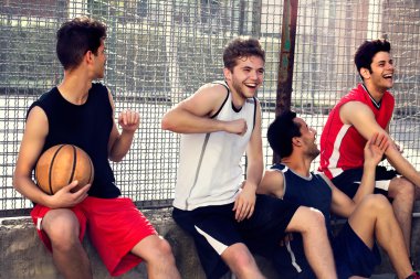 basketbolcular düşük duvara oturan bir mola