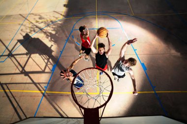 enerji ile oynayan genç basketbolcular