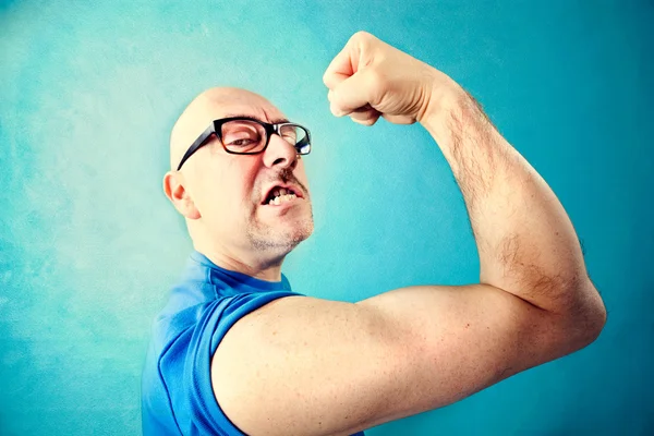 Verrückter Mann zeigt stolz seine Muskeln — Stockfoto