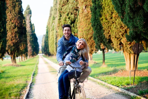 Couple ayant une course de vélos dans la nature — Photo