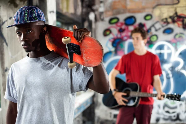 Junge Skater bereit, sein Können in einem städtischen Ort zu zeigen — Stockfoto