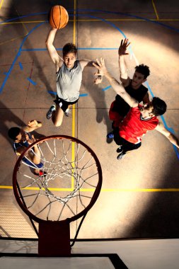enerji ile oynayan genç basketbolcular