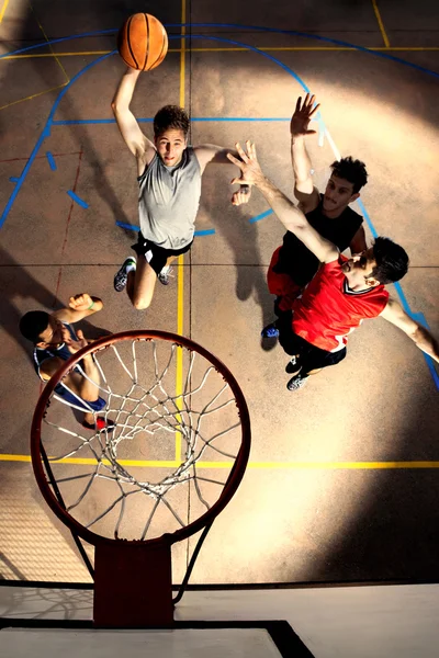 Jóvenes jugadores de baloncesto jugando con energía — Foto de Stock