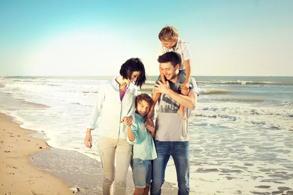 Família gostava de caminhar na praia no mar — Fotografia de Stock