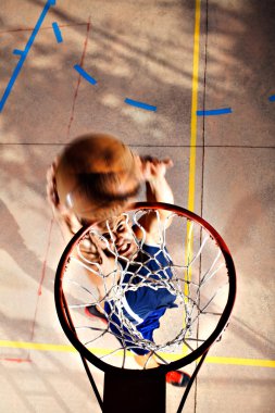 enerji ile oynayan genç basketbolcu