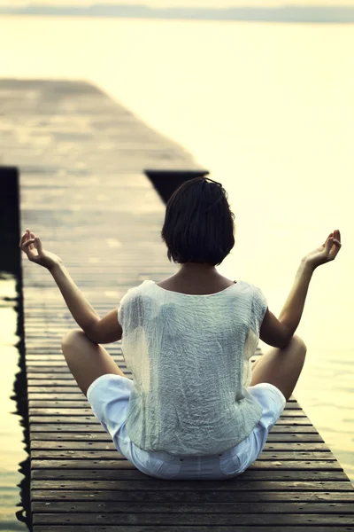 Donna che fa yoga di fronte al mare — Foto Stock