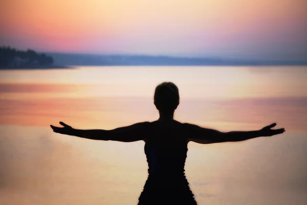 Silhouette di donna che prende un respiro profondo al tramonto — Foto Stock