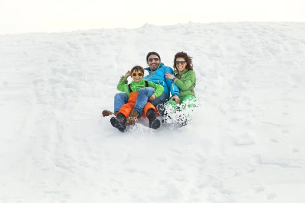 Amigos se divertindo na neve — Fotografia de Stock