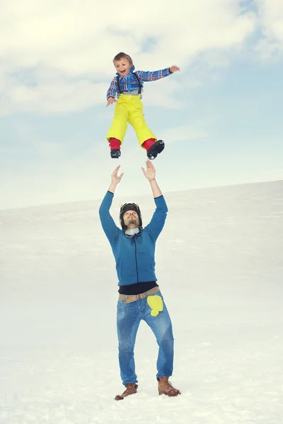 Pai jogar seu filho no céu na montanha — Fotografia de Stock