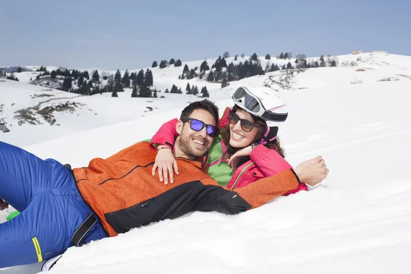 Coppia divertendosi sulla neve — Foto Stock