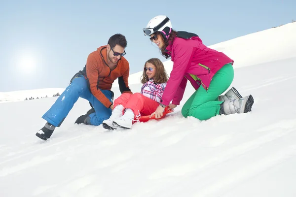 Famiglia divertendosi sulla neve — Foto Stock