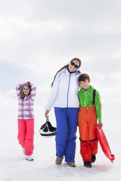 Семья веселится в снегу — стоковое фото