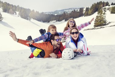mutlu bir aile eğleniyor karda