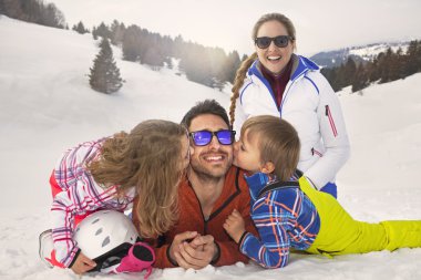 Çocuklar ve ebeveynleri kar üzerinde doğal sevgi