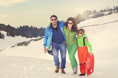 Mutlu aile karda yürüme