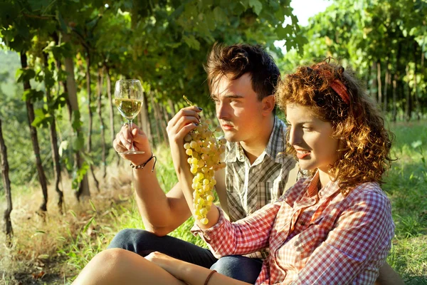 Bauernpaar entspannt nach der Weinlese — Stockfoto