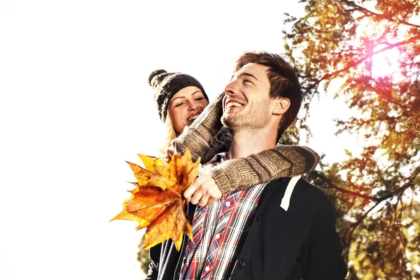 Couple étreignant dans un parc dans une journée d'automne — Photo