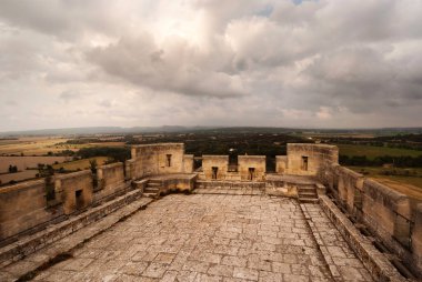 Montmajour Manastırı 'nın yukarıdan manzarası, vadilerle çevrili.