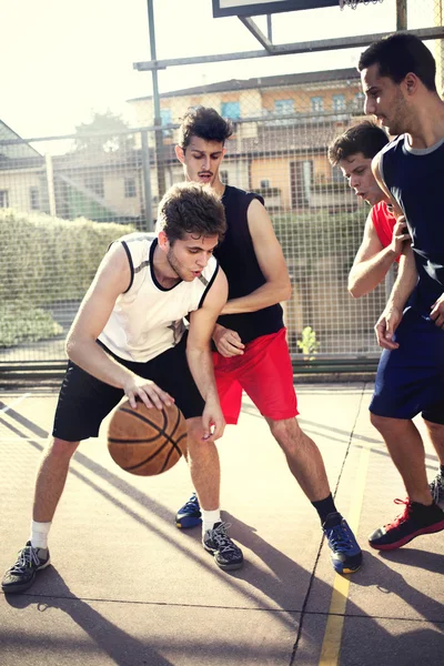 Jóvenes jugadores de baloncesto jugando con energía — Foto de Stock