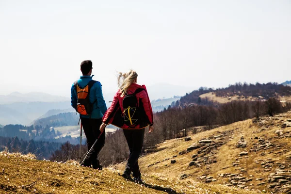 Paar wandelaars wandelen in de bergen ademhaling schone lucht — Stockfoto