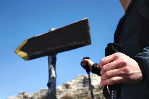 Путешественник следуйте указателям, чтобы достичь вершины горы — стоковое фото