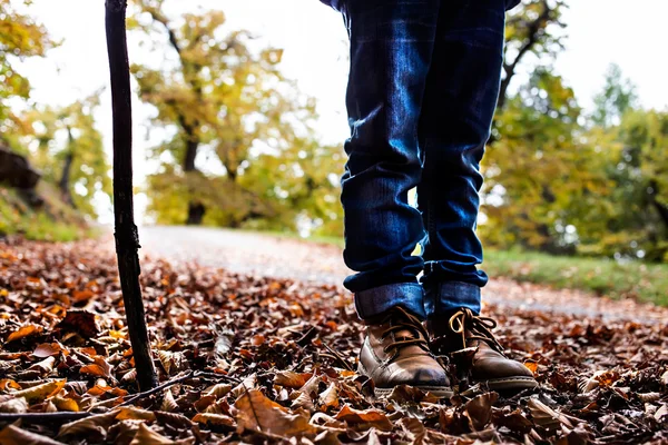 Junge Wanderer auf den Bergwegen — Stockfoto