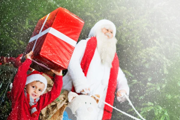 Kleine Helferin des Weihnachtsmannes bringt Geschenke — Stockfoto