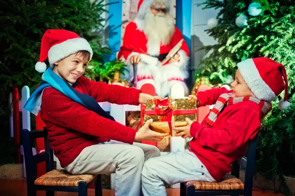 Hermanos contendiendo por el regalo de Navidad — Foto de Stock