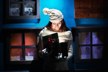 genç kadın ona hediye Noel sihirli bir ortamda açılır.