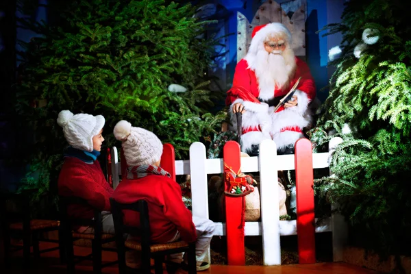 Crianças encantadas por histórias de um peluches Papai Noel — Fotografia de Stock