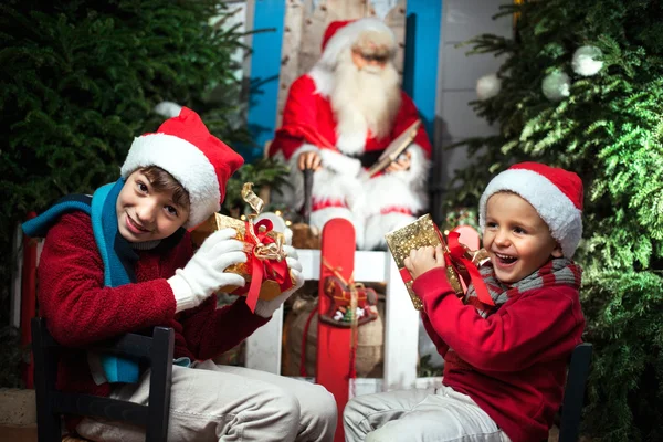 Iki komik Santa kipi onların hediyeler bir kış günü memnun göster — Stok fotoğraf