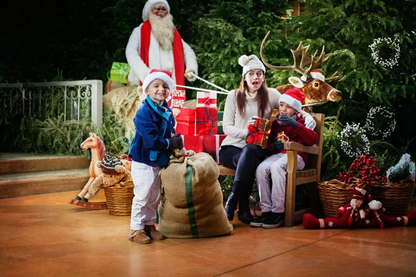 Pequeño ayudante de Santa Claus llevando un saco de regalos — Foto de Stock