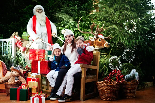 А вот и Санта Клаус, семейный сюрприз — стоковое фото
