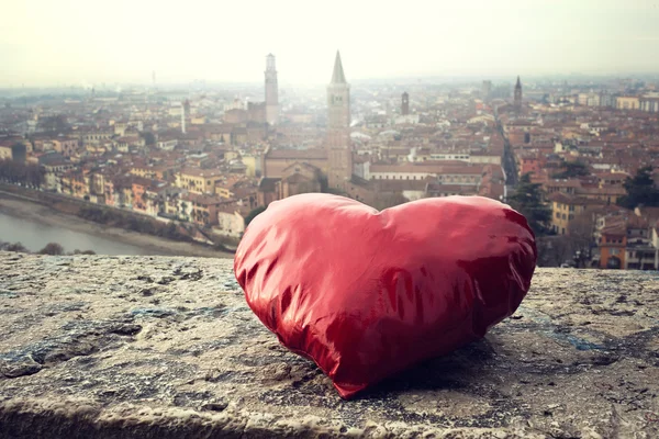 Jeg leter etter mitt hjerte på Valentinsdagen i kjærlighetens by. – stockfoto