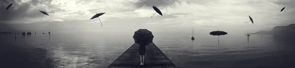 Элегантная женщина чинит от дождя черные зонтики — стоковое фото