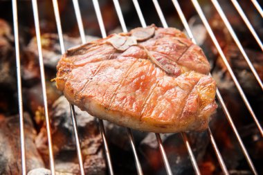 ızgara domuz biftek ızgara alevler içinde
