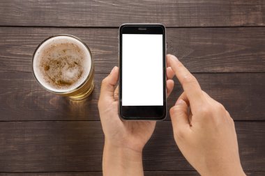 Barda bira yanında Smartphone kullanarak