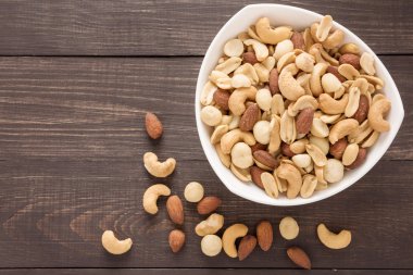 Badem, fıstık, macadamia, kaju vardır bir darbe