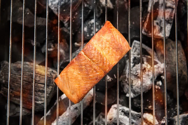 Bife de salmão grelhado em chamas — Fotografia de Stock